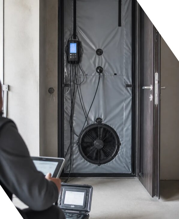 Проведение испытаний зданий методом аэродвери в Норильске